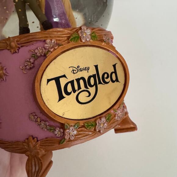 Disney Tangled Rapunzel and Flynn Rider I See The Light Musical Snow Globe RARE - Picture 4 of 8